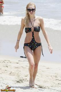 Paris Hilton feet photo thumbnail