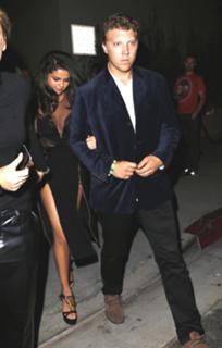 Selena Gomez feet photo thumbnail