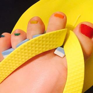 Miley Cyrus feet photo thumbnail