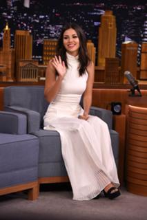 Victoria Justice feet photo thumbnail