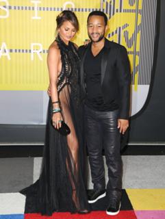 Chrissy Teigen feet photo thumbnail
