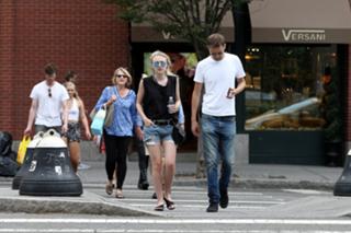 Dakota Fanning feet photo thumbnail