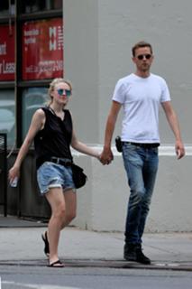 Dakota Fanning feet photo thumbnail