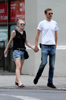 Dakota Fanning feet photo thumbnail