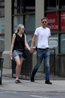 Dakota Fanning feet photo thumbnail