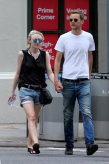 Dakota Fanning feet photo thumbnail