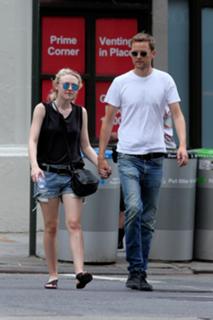 Dakota Fanning feet photo thumbnail