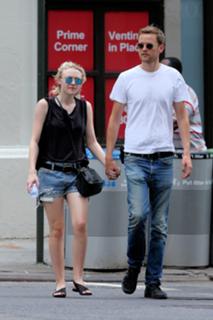 Dakota Fanning feet photo thumbnail