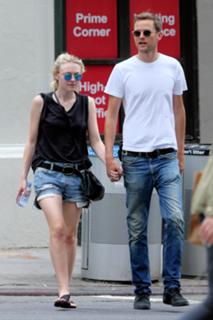 Dakota Fanning feet photo thumbnail