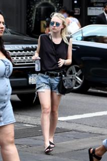Dakota Fanning feet photo thumbnail
