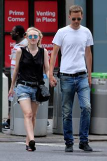 Dakota Fanning feet photo thumbnail