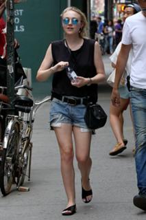 Dakota Fanning feet photo thumbnail