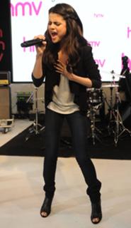 Selena Gomez feet photo thumbnail