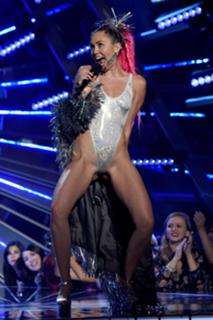 Miley Cyrus feet photo thumbnail