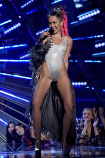 Miley Cyrus feet photo thumbnail