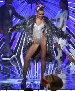 Miley Cyrus feet photo thumbnail