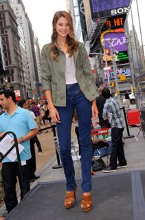 Shailene Woodley feet photo thumbnail