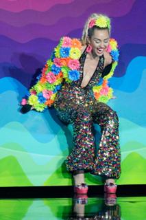 Miley Cyrus feet photo thumbnail