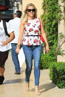 Reese Witherspoon feet photo thumbnail