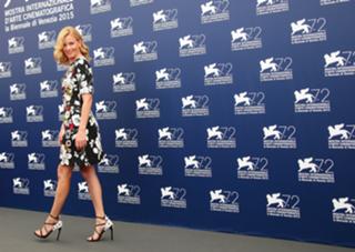 Elizabeth Banks feet photo thumbnail