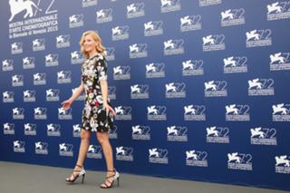 Elizabeth Banks feet photo thumbnail
