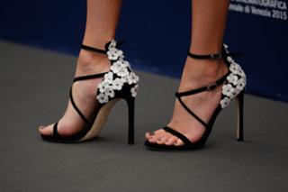 Elizabeth Banks feet photo thumbnail