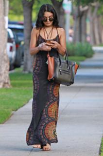 Vanessa Hudgens feet photo thumbnail