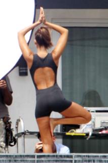 Jessica Alba feet photo thumbnail