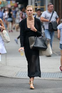 Karlie Kloss feet photo thumbnail
