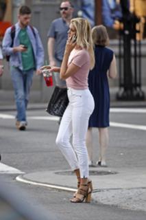 Kelly Rohrbach feet photo thumbnail