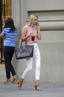 Kelly Rohrbach feet photo thumbnail