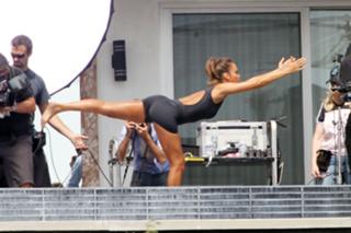Jessica Alba feet photo thumbnail