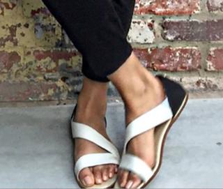 Shay Mitchell feet photo thumbnail