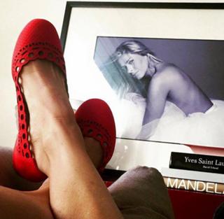 Adriane Galisteu feet photo thumbnail