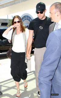 Emily Blunt feet photo thumbnail