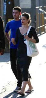 Amanda Peet feet photo thumbnail