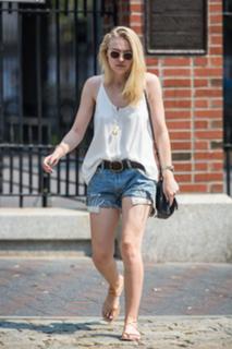 Dakota Fanning feet photo thumbnail