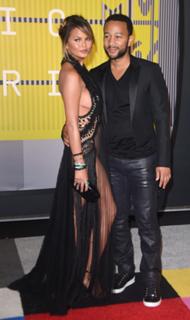 Chrissy Teigen feet photo thumbnail