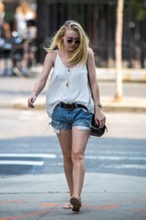 Dakota Fanning feet photo thumbnail
