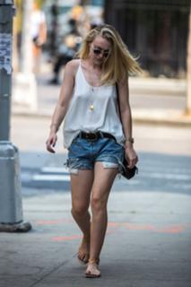 Dakota Fanning feet photo thumbnail