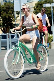 Julianne Hough feet photo thumbnail