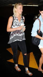 Julianne Hough feet photo thumbnail