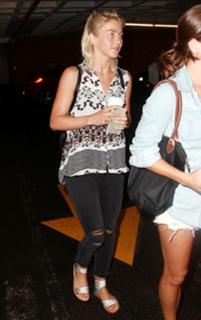 Julianne Hough feet photo thumbnail