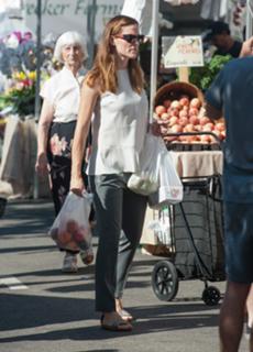 Jennifer Garner feet photo thumbnail