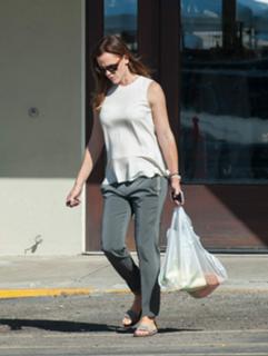 Jennifer Garner feet photo thumbnail