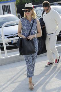 Elizabeth Banks feet photo thumbnail