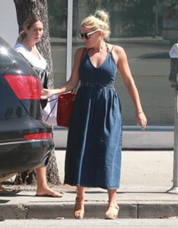 Busy Philipps feet photo thumbnail