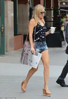 Kate Hudson feet photo thumbnail
