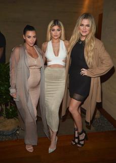 Khloé Kardashian feet photo thumbnail