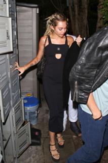 Miley Cyrus feet photo thumbnail